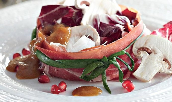 Красный салат с шампиньонами