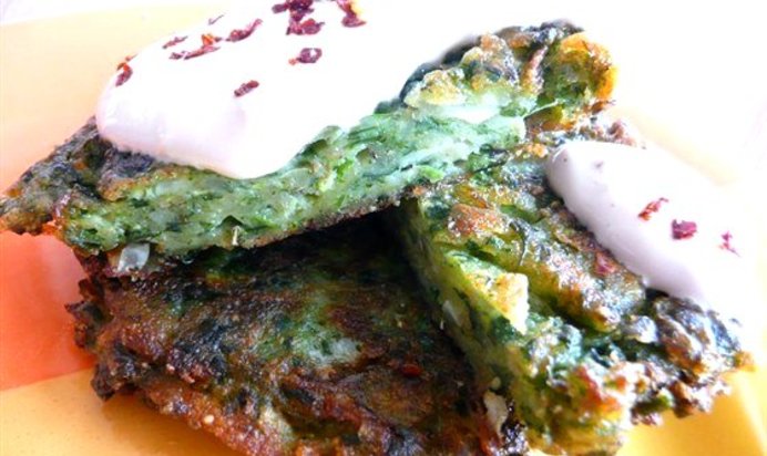 Оладьи из картофеля, кабачков и шпината