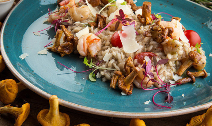 Ризотто с лисичками и креветками в трюфельном соусе