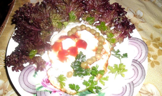 Яичница с зеленью и луком