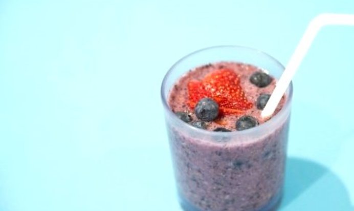 Черничный смузи с бананом и кокосовым молоком