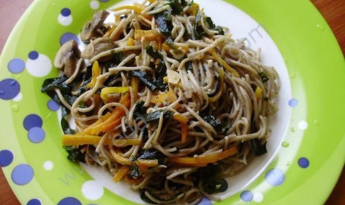 Гречневая лапша с овощами