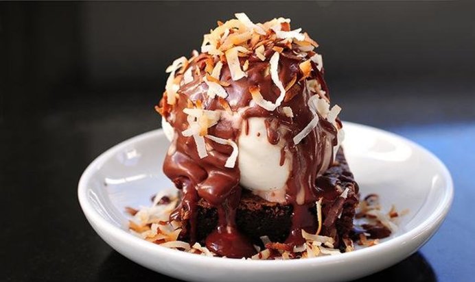 Шоколадные пирожные с теплым шоколадным соусом