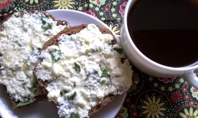 Горячие бутерброды с брынзой и зеленью