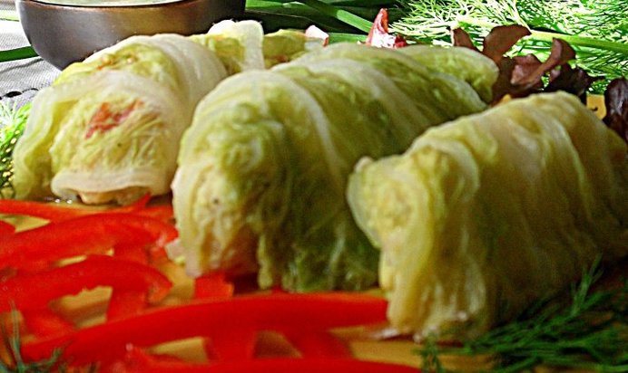 Паровые голубцы из пекинской капусты с соусом