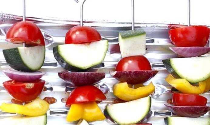 Овощные шашлыки с чесноком и базиликом