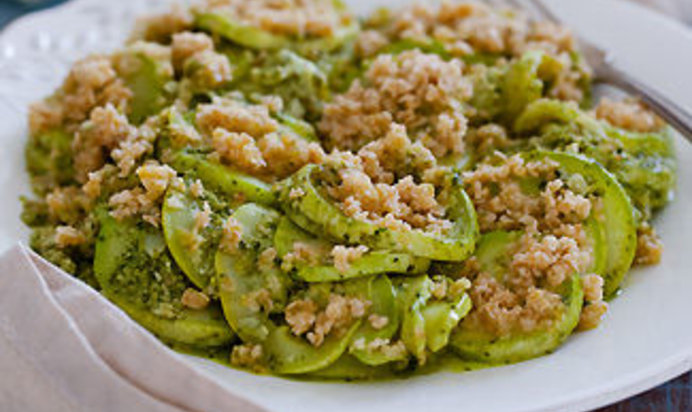 Кабачки с соусом песто в овсяной крошке в мультиварке