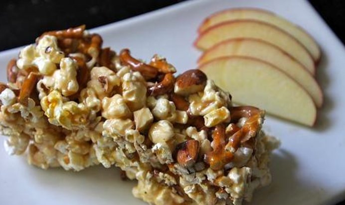 Пирожные из попкорна с миндалем