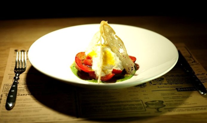 Помидоры, песто из рукколы и мусс из сметаны с творогом