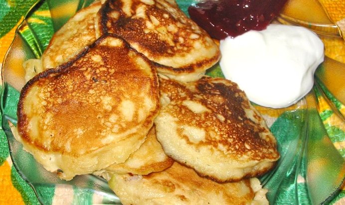 Оладьи на кефире с яблоками