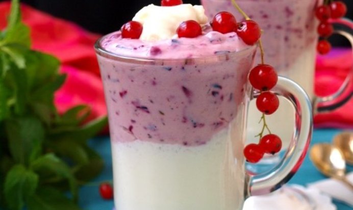 Смузи с творогом и чёрной смородиной