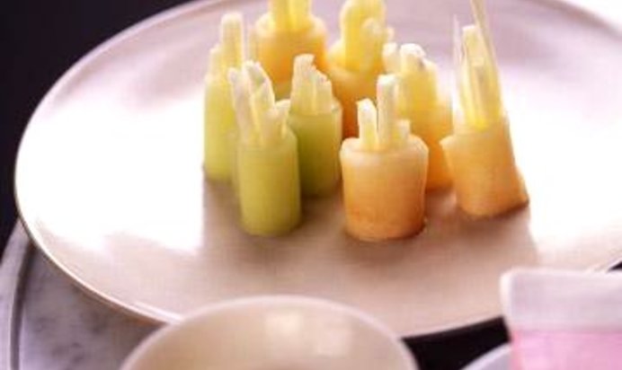 Холодные фруктовые суши с медовым соусом