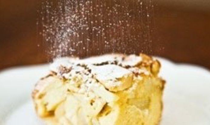 Шарлотка на простокваше с яблоками