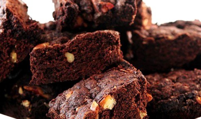 Шоколадные пирожные с грецким орехом