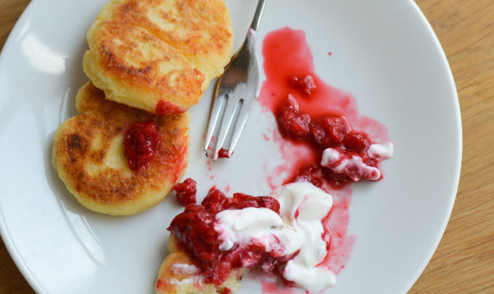 Ванильные сырники с домашним ягодным соусом