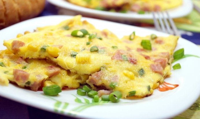 Омлет с колбасой и кукурузой «Бонди»