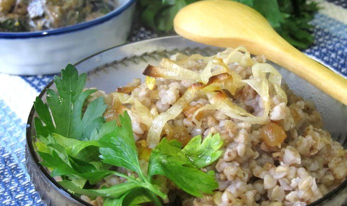 Гречка с салом и луком-пореем