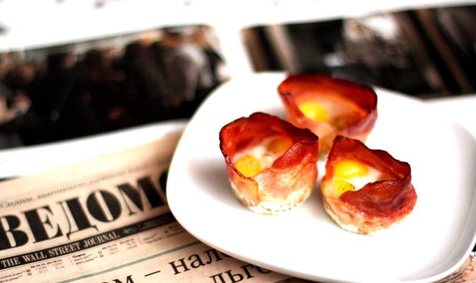 Яичница в корзинке с беконом