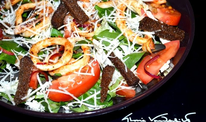 Салат с морскими гадами и гренками из бородинского хлеба