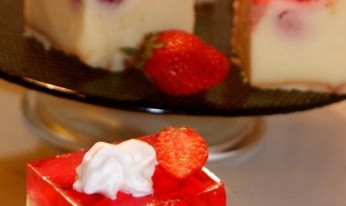 Необычный торт с клубничным желе