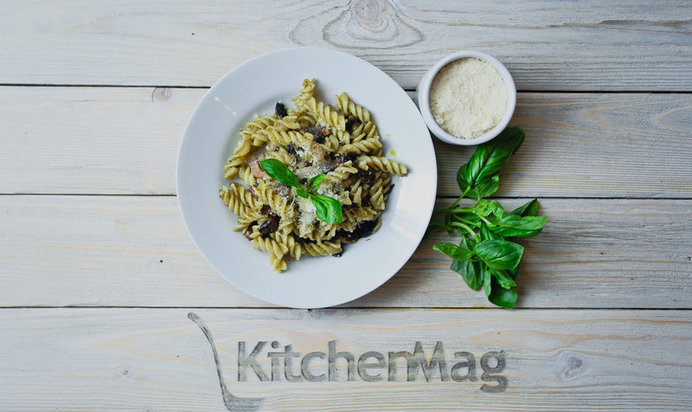 Макароны с песто, грибами и беконом