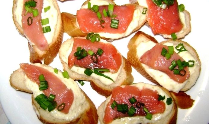 Маленькие бутерброды с красной рыбой