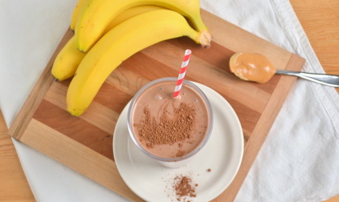 Шоколадный смузи с бананом и кокосовым молоком