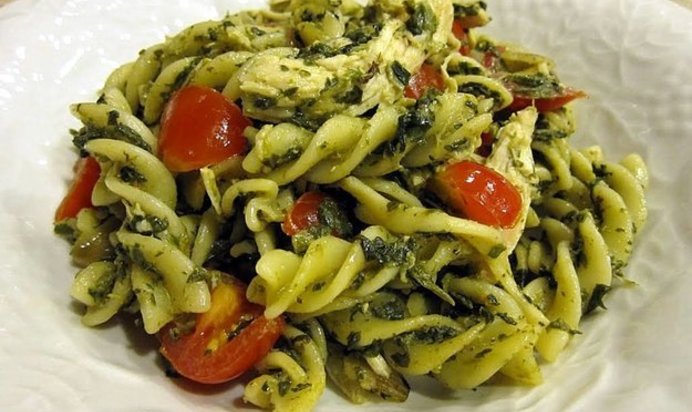 Паста с курицей, соусом песто и томатами