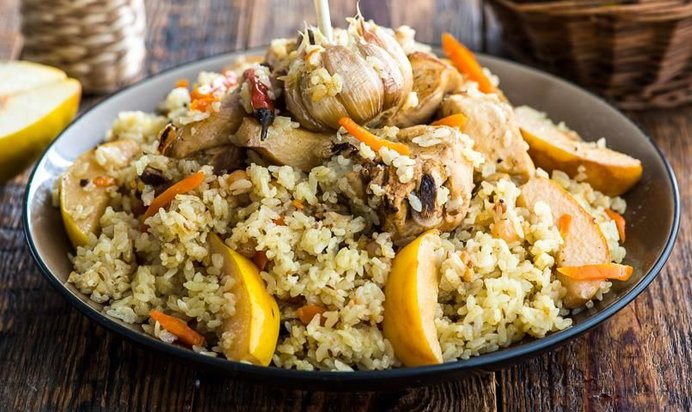 Плов с курицей и айвой