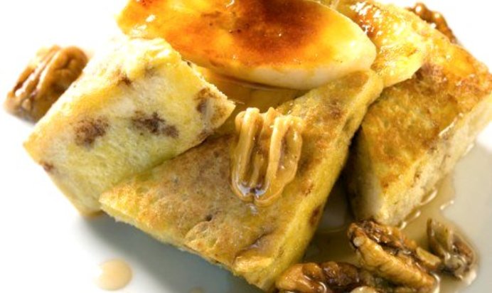 Омлет с карамелизованными яблоками, горгонзолой и беконом