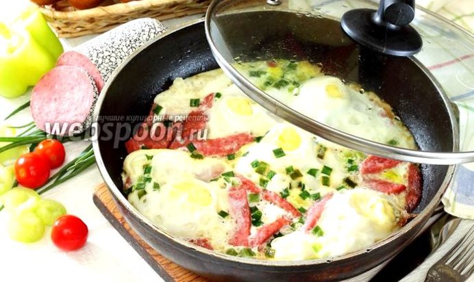 Яичница с колбасой