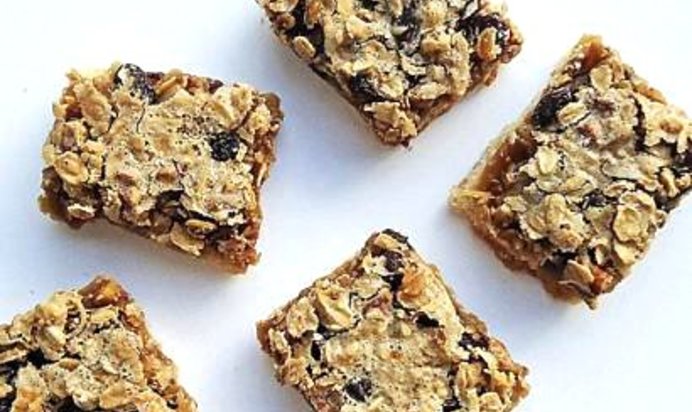 Овсяные пирожные с орехами и изюмом