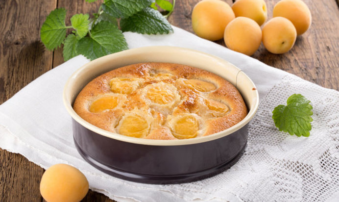 Шарлотка с абрикосами