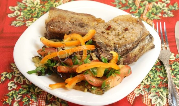 Пирожное с изюмом и орехами