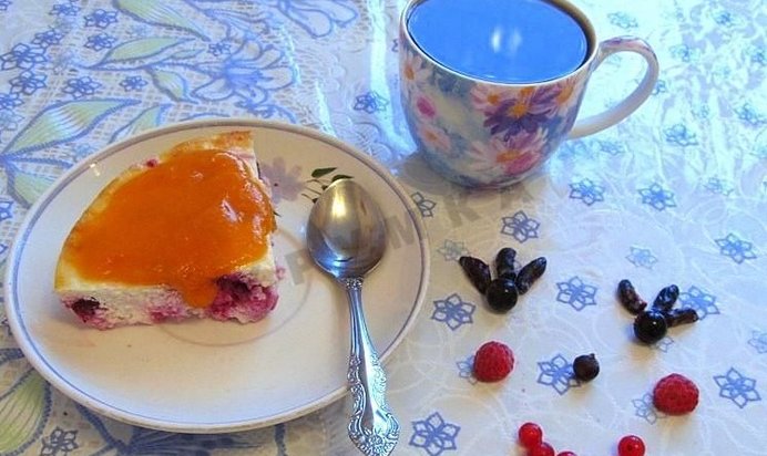 Творожная запеканка с ягодами под абрикосовым соусом