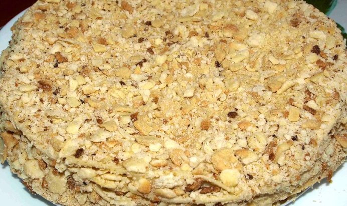 Торт «Наполеон» с заварным кремом и орешками