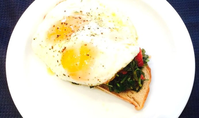 Утренняя яичница с черемшой