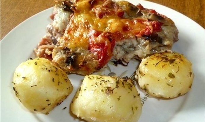 Свинина, запеченная с овощами под соусом Бешамель