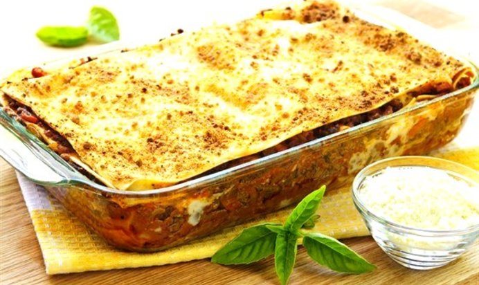Лазанья с колбасным фаршем и ветчиной