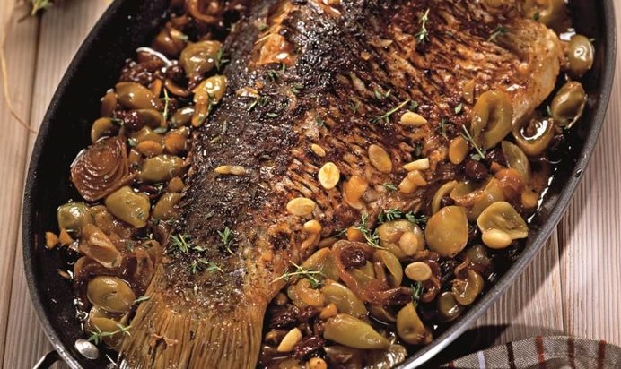 Карп, тушенный с виноградом