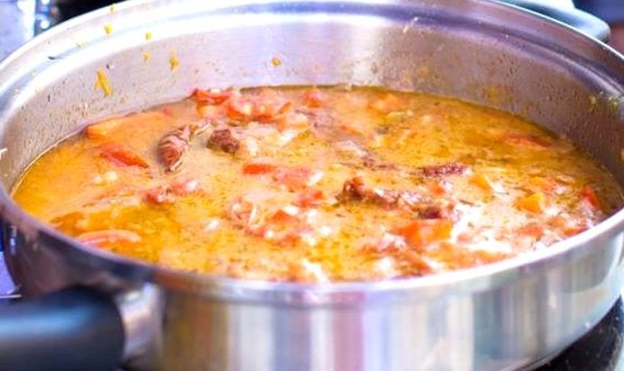 Спагетти с соусом из песто и помидоров