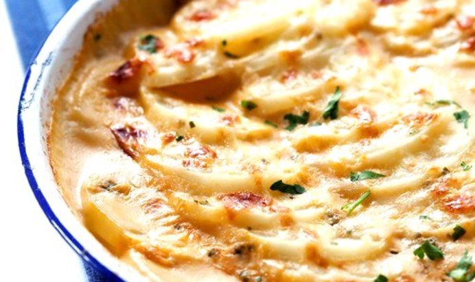 Запеканка из бекона, картофеля и моркови под сыром