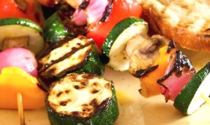 Шашлыки из сыра халлоуми, кабачков, грибов и перцев