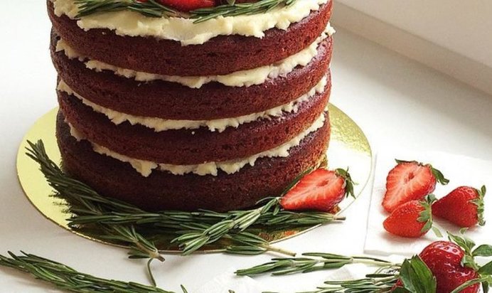 Влажный бисквитный торт с ванильным крем-чизом