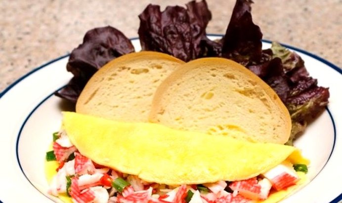 Яичница с крабовыми палочками
