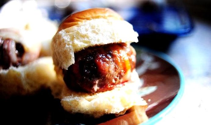 Сэндвичи с фрикадельками в беконе