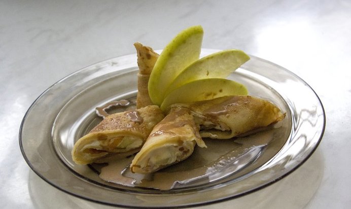 Роллы десертные с хурмой и яблоками в русском стиле