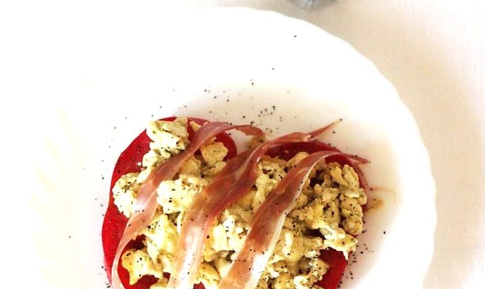 Яичница-болтунья с песто и прошутто