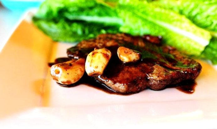 Свиные отбивные с вином и чесноком