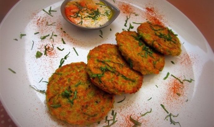 Овощные оладьи с йогуртовым соусом